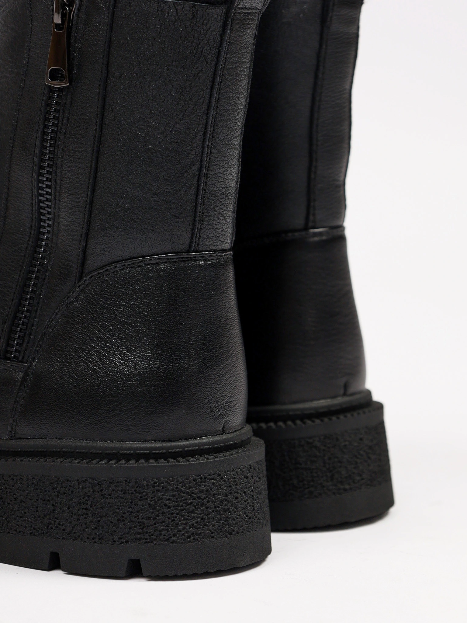 Ботинки черного цвета с двумя боковыми молниями